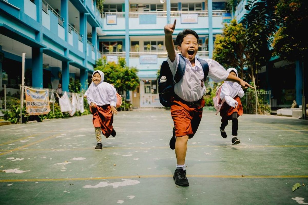 Read more about the article Jam Masuk Sekolah Terlalu Pagi: Konspirasi, Tradisi, atau Cuma Kebiasaan?