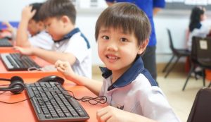 Read more about the article Kurikulum Lokal vs Global: Perlukah Anak Indonesia Belajar Coding sejak SD?