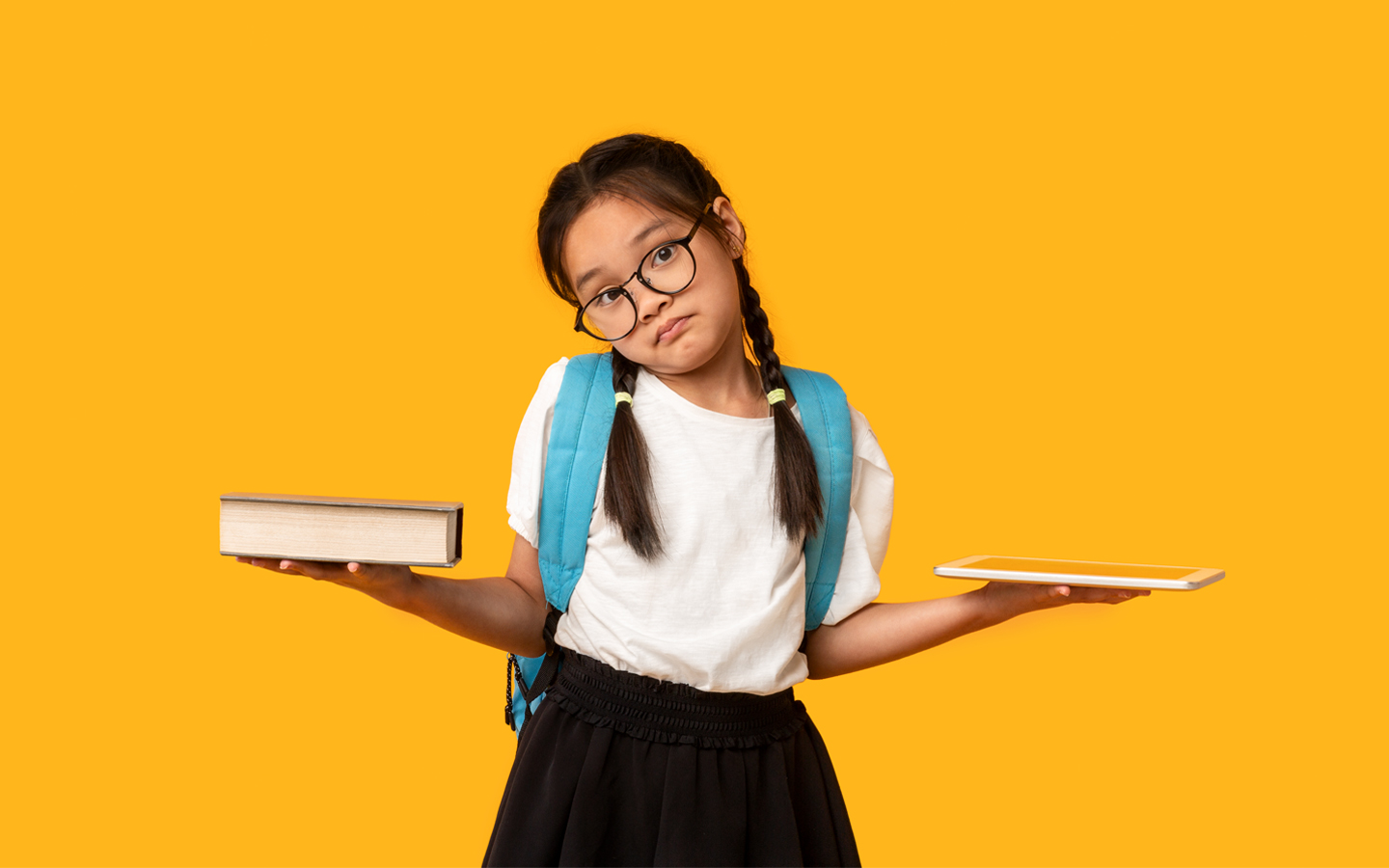 Read more about the article Mengganti Buku dengan Tablet: Efisiensi atau Ancaman bagi Literasi?