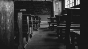 Read more about the article Sekolah Hantu: Kisah Pendidikan di Tempat Tak Terduga dan Misterius