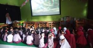 Read more about the article Ilmu di Sekolah Cukup Nggak Buat Murid Jadi Anggota DPR?