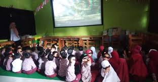 Read more about the article Ilmu di Sekolah Cukup Nggak Buat Murid Jadi Anggota DPR?