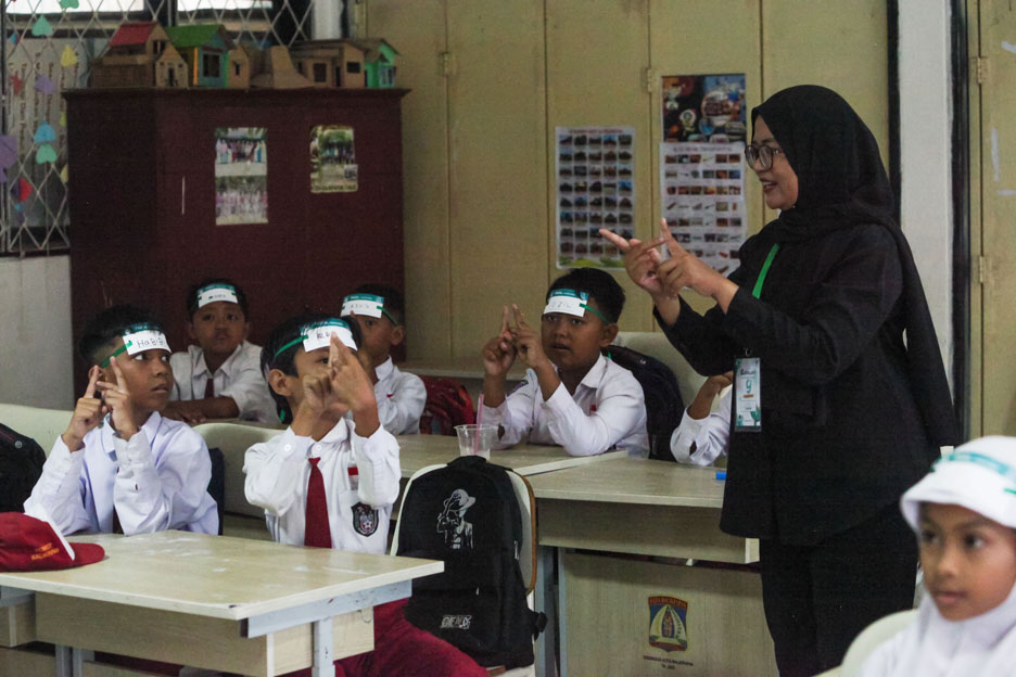 Read more about the article Kelas Bilingual Bahasa Isyarat di Sekolah Dasar: Implementasi dan Dampak pada Inklusi Siswa