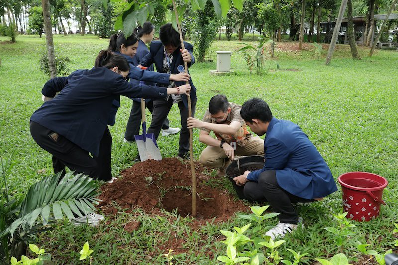 Read more about the article Mahasiswa dan Kampus Hijau: Dari Gerakan Tanam Pohon hingga Zero Waste Campus